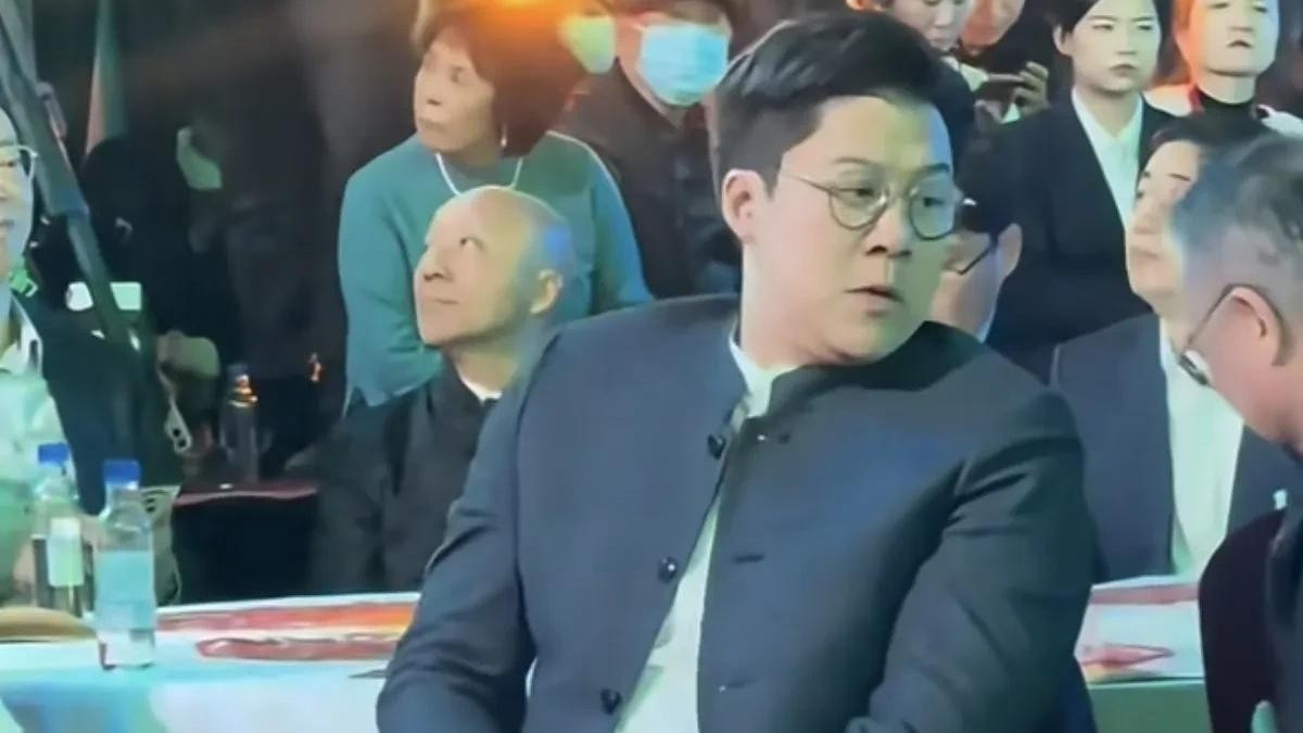 霍启刚的“幸福肥”：裤子短半截，手机拿两部？