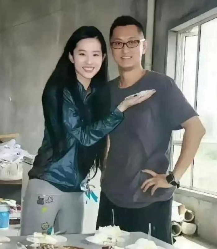 刘亦菲24岁时拍的，有人认识她旁边这个人是谁吗？