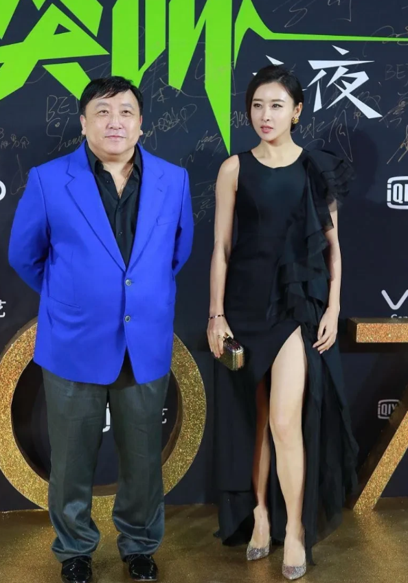 左边这位是导演王晶，右边还记得吗？她就是那位演技惊艳的女演员！可惜一直未被人关注