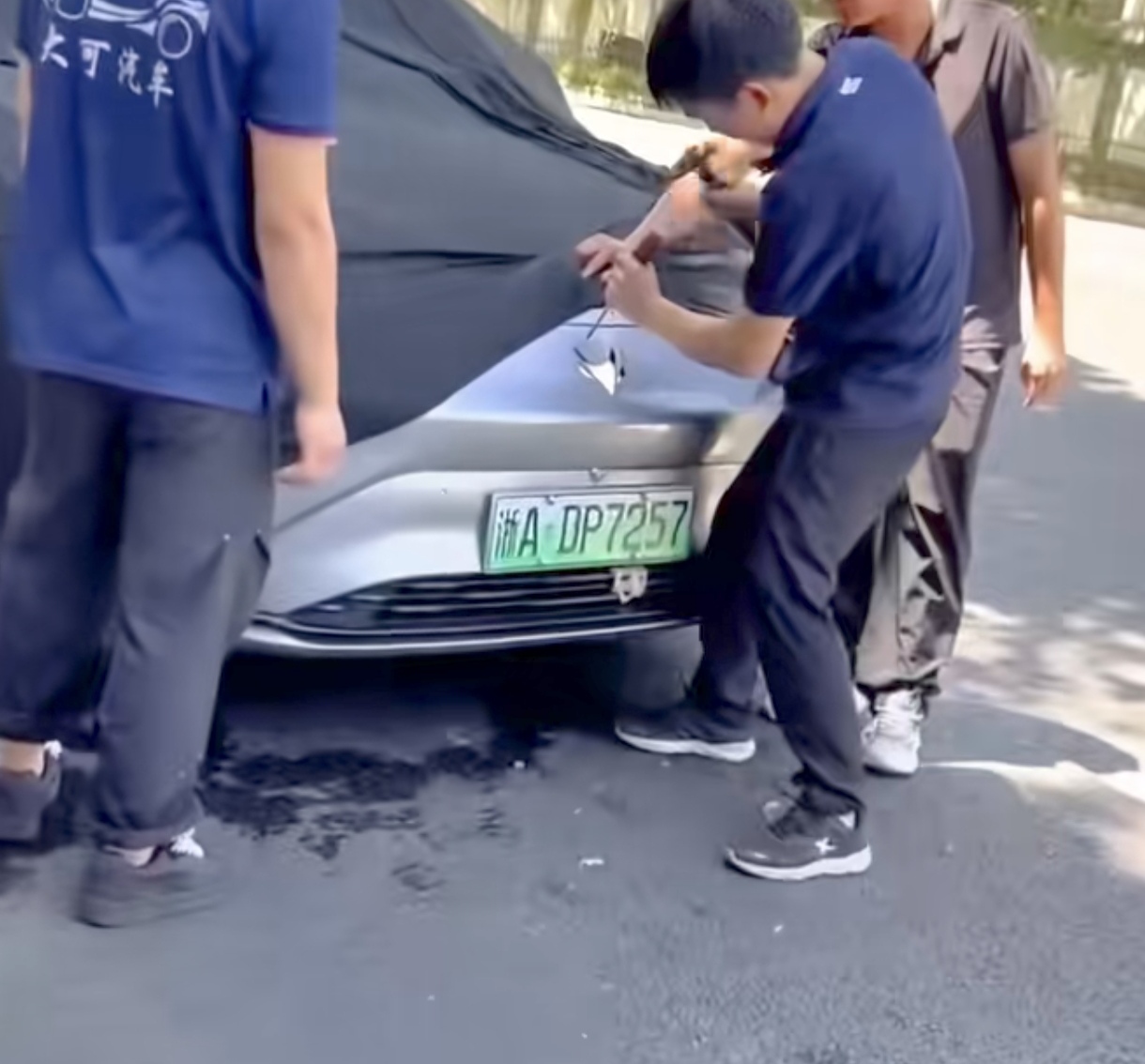 车子发生自燃厂家立刻派人第一时间把车子的logo撬了！
7月24号，一段网传视频