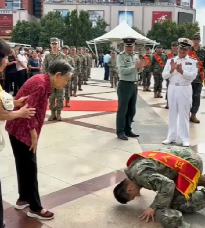 2024年9月，河南三门峡火车站前，一名新兵突然冲出队列，摘下帽子，对着一位满头