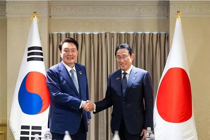 不可思议！日韩领导人会晤淡化历史争议问题，强调要共同应对朝鲜依靠俄罗斯的威胁。韩