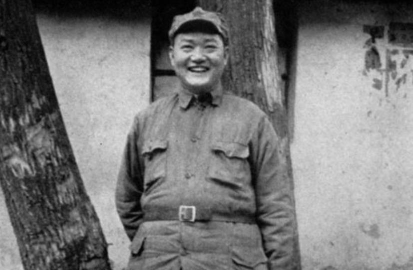 抗战中。罗炳辉率队攻打来安县城。侦察员先爬过城墙，翻到敌人院内，刚落地，就听到叫