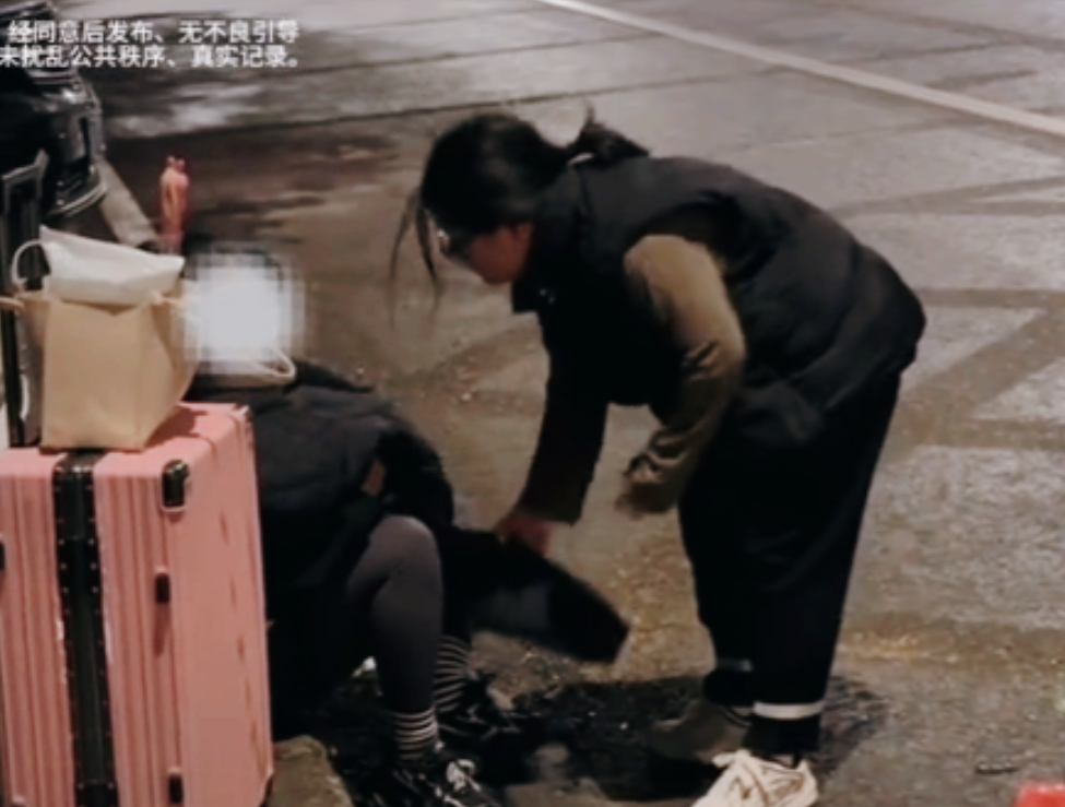 看哭了！11月25日一宝妈怀疑孩子得了大病，丈夫却不舍得花钱！大吵一架后，宝妈带