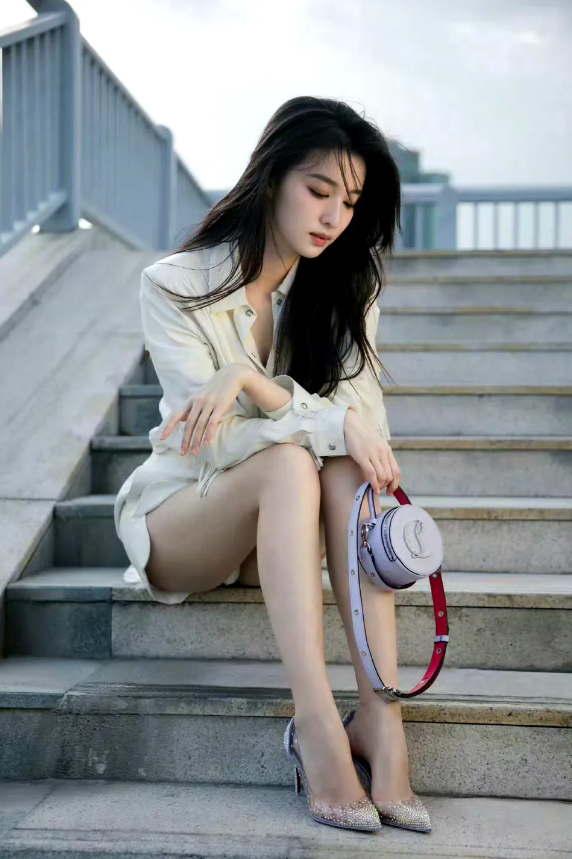 她出生于上海，99年的她已经成功出演过多部影视作品，都有不俗的表现。随着作品的赠