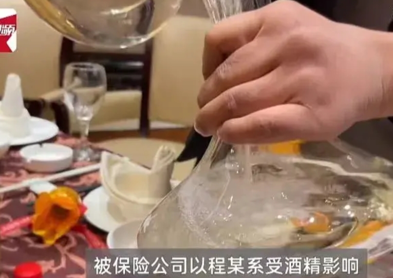 湖北省利川，一男子和妻子去亲戚家吃饭，回来途中，男子突然感到一阵尿急，于是，撇下