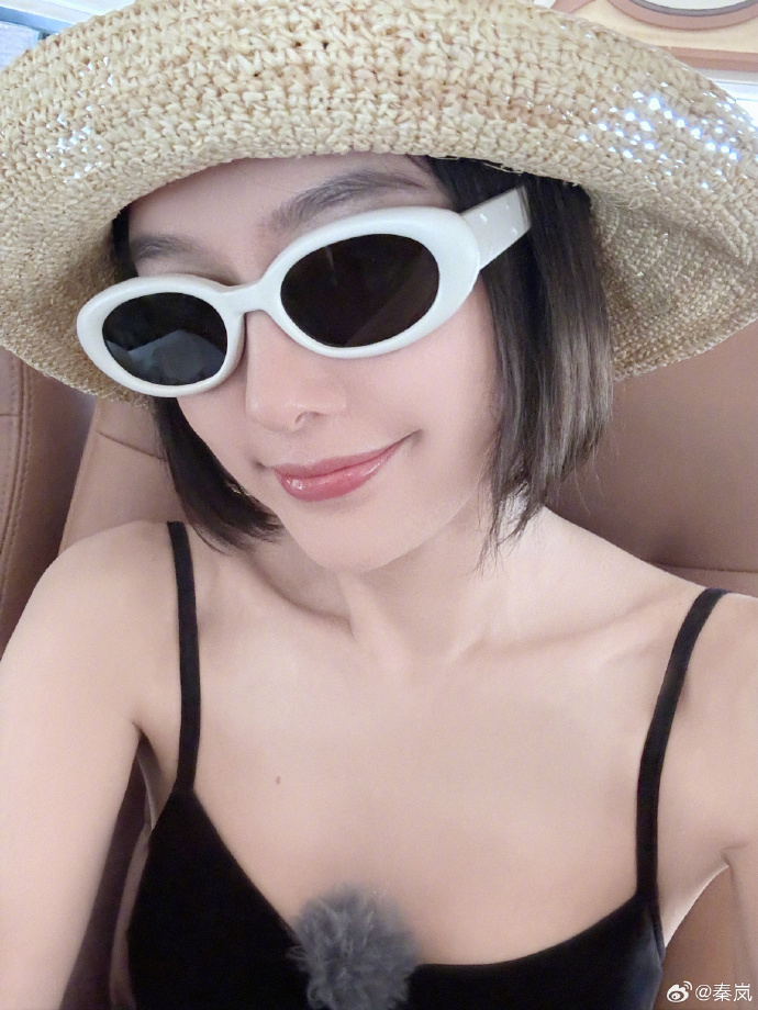 秦岚综艺晒照，这身材，魏大勋是懂女人的，姐姐就是宝。