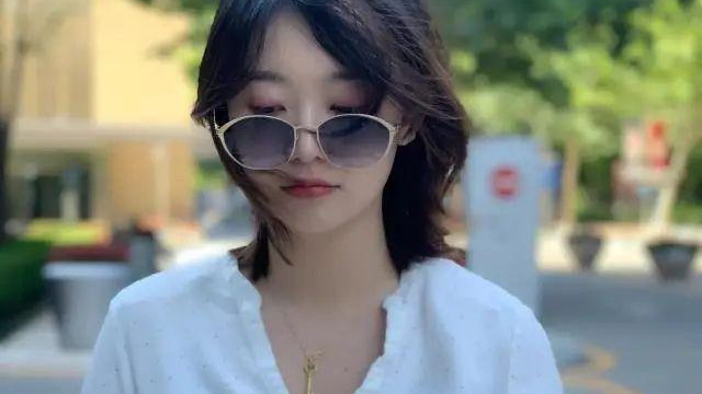 从央视宠儿到边缘人物，央视主持人李七月，如今的处境有点尴尬了