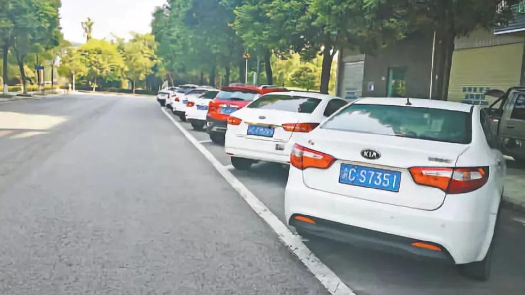 民工打20多个挪车电话，女车主不耐烦，取车时直接哭了