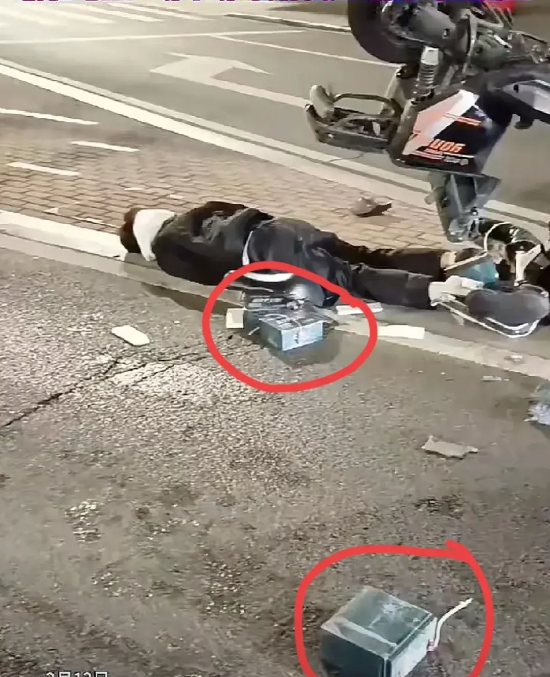 凌晨5点多，一白色轿车路过，发现路边一电动车两轮朝天卡在路边红警示柱上，砖道上趴
