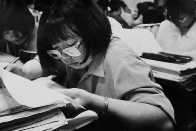 我是1998年参加的高考，我们当时高考是先填报志愿后考试。

当时没有大数据，有