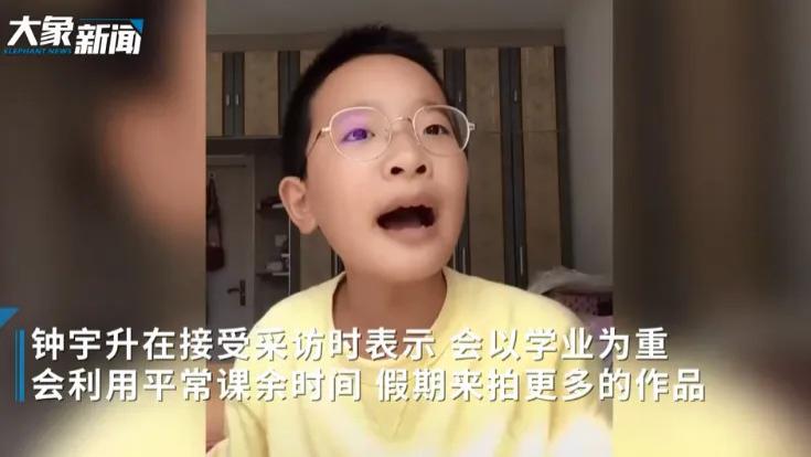 13岁爆红的钟美美：被欺凌，母亲被打骨折，拒绝百万签约，如今怎样了？