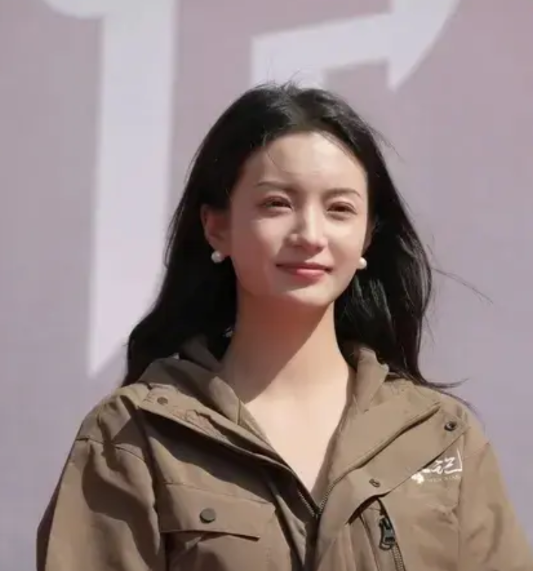 关于演员张雅钦的六条相关信息 ：
1、张雅钦，原名张思洁，1996年出生于湖北省