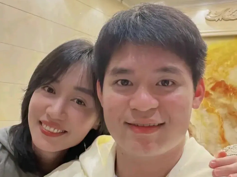 看看林诗栋跟谁在一起？

林诗栋趁国乒放假一段时间回到了生他养他的海南。小石头2