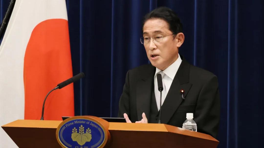 日本首相危机四伏，岸田文雄面临辞职，鸠山由纪夫3句话能否扭转乾坤？