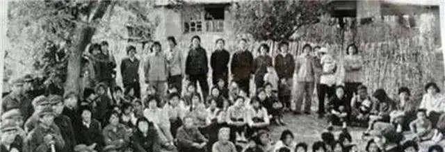乡村女子称帝梦，龙袍加身男童伴，公安突袭终落幕