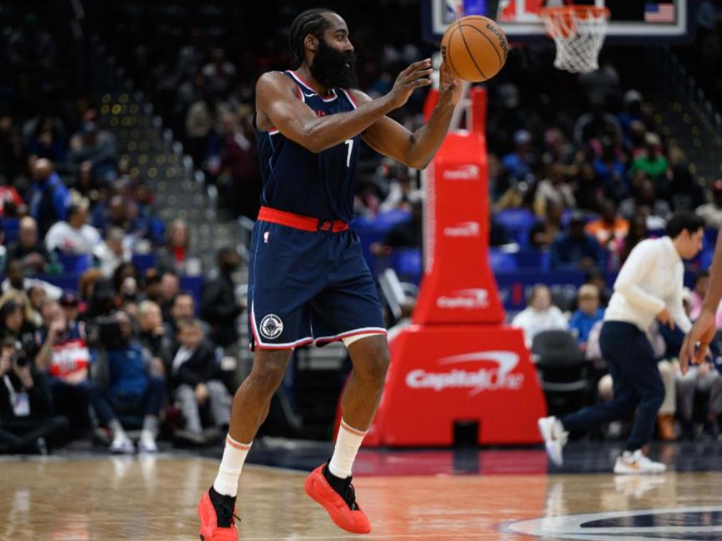 NBA常规赛继续进行，快船队今天在主场迎战开拓者队。两支球队开局手感都是滚烫，快