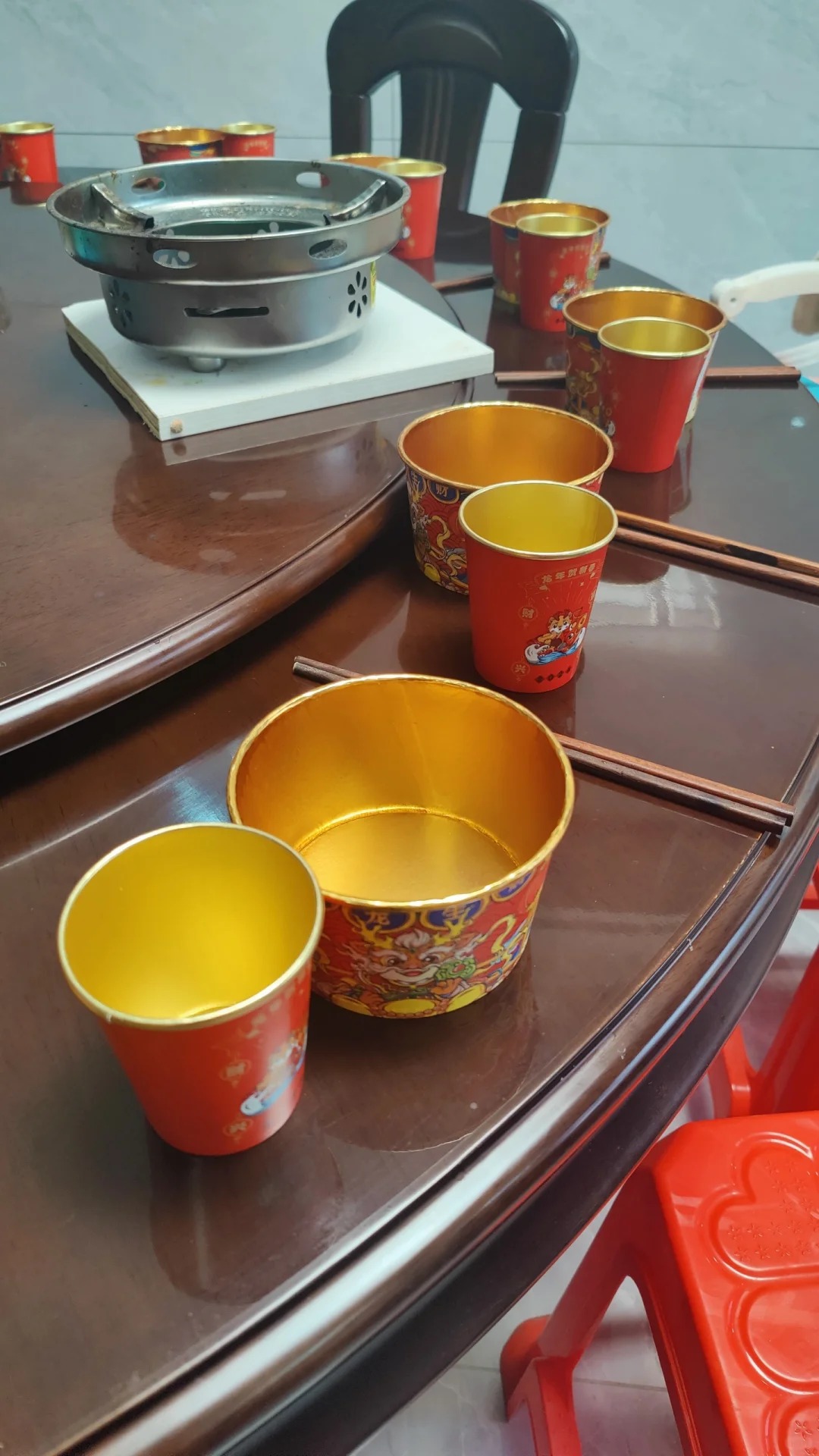 年夜饭不洗碗，减少2/3的工作量
多年以来，吃完年夜饭，我妈和我大阿姨在厨房里要