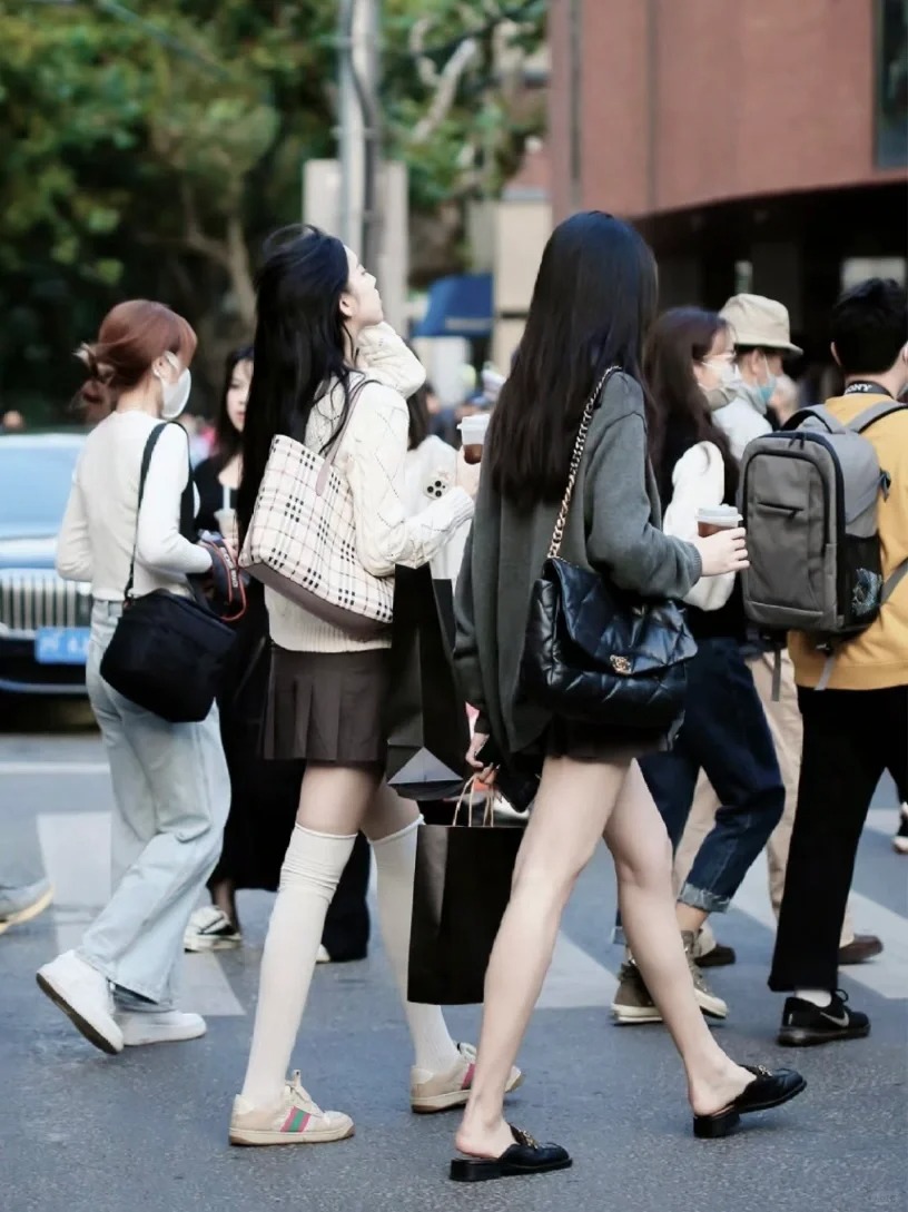 终于理解了沪圈女生为什么不会精致土…
第一次去上海就惊叹上海女生的精致，打扮的精