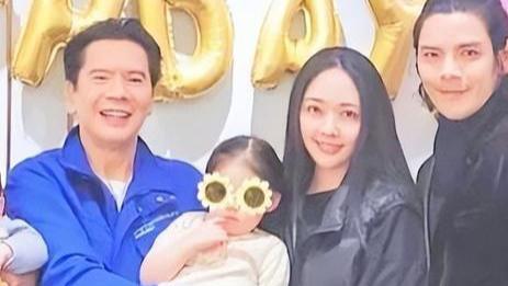 郭碧婷带女儿为向太庆生向芷活泼可爱长的像郭碧婷，向太满眼宠爱