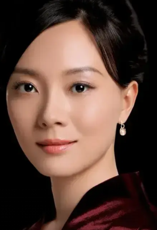 央一一部电视剧《驻站》让演员陈数又冲上了热搜。
一直认为陈数很漂亮，但这几年再看