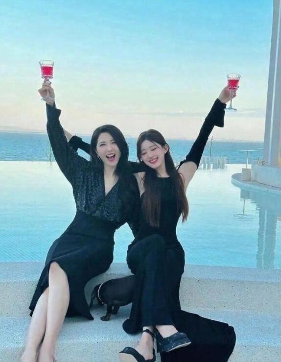 赵露思母女，应该可以说是内娱里最极品的组合了。

在内娱圈中，赵露思及其母亲组成