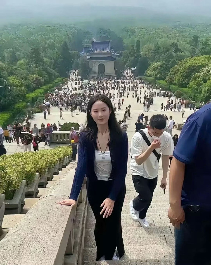 现在P图技术真牛，一键消除！ ​​​ 