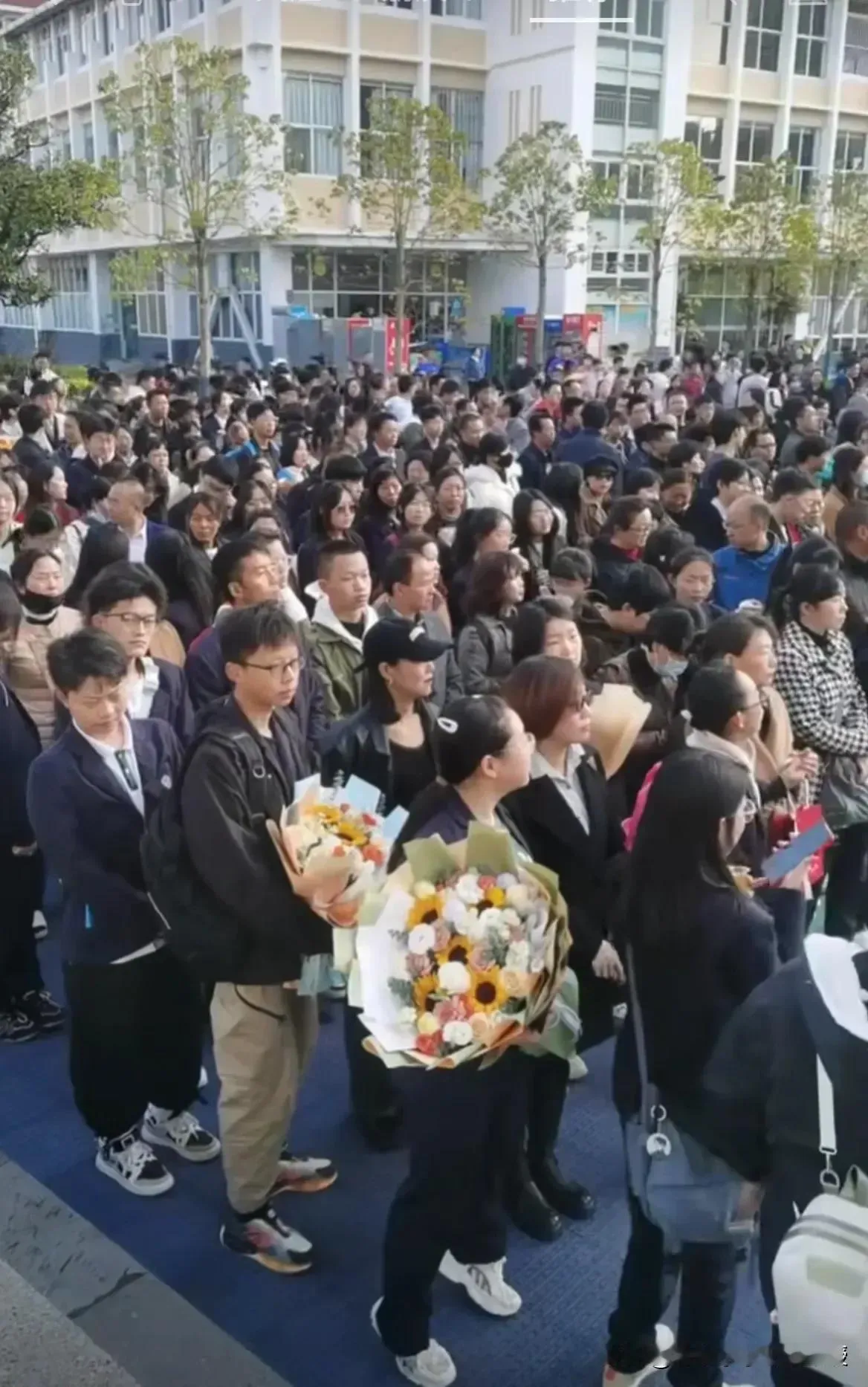 谁能想得到，这么多老百姓自发排队手持鲜花到娃哈哈集团大楼悼念宗老，每个人都神情凝