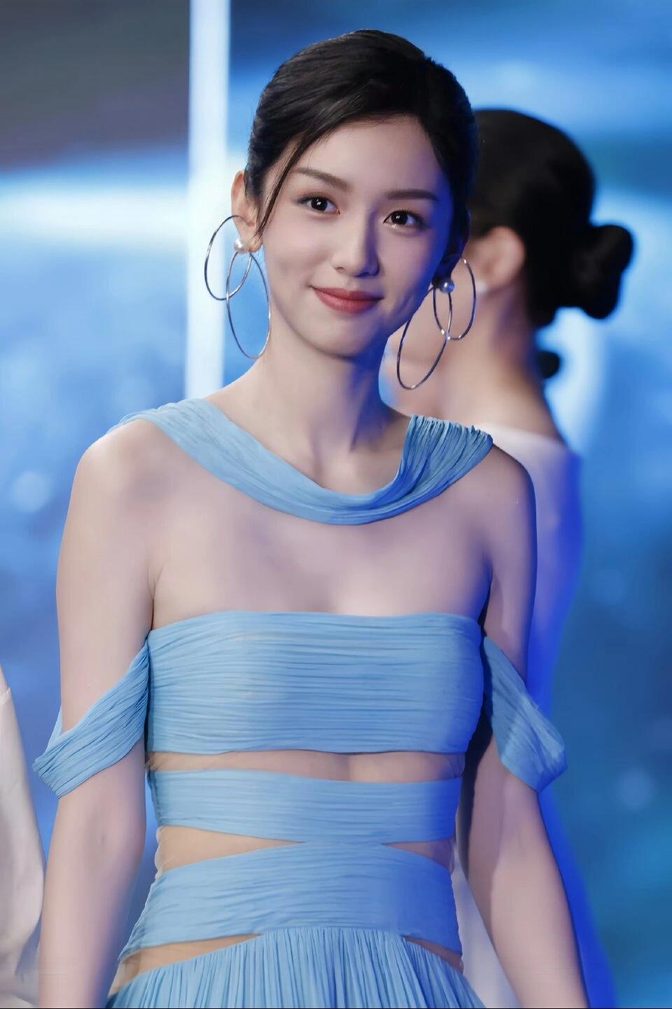 周也清冷的气质