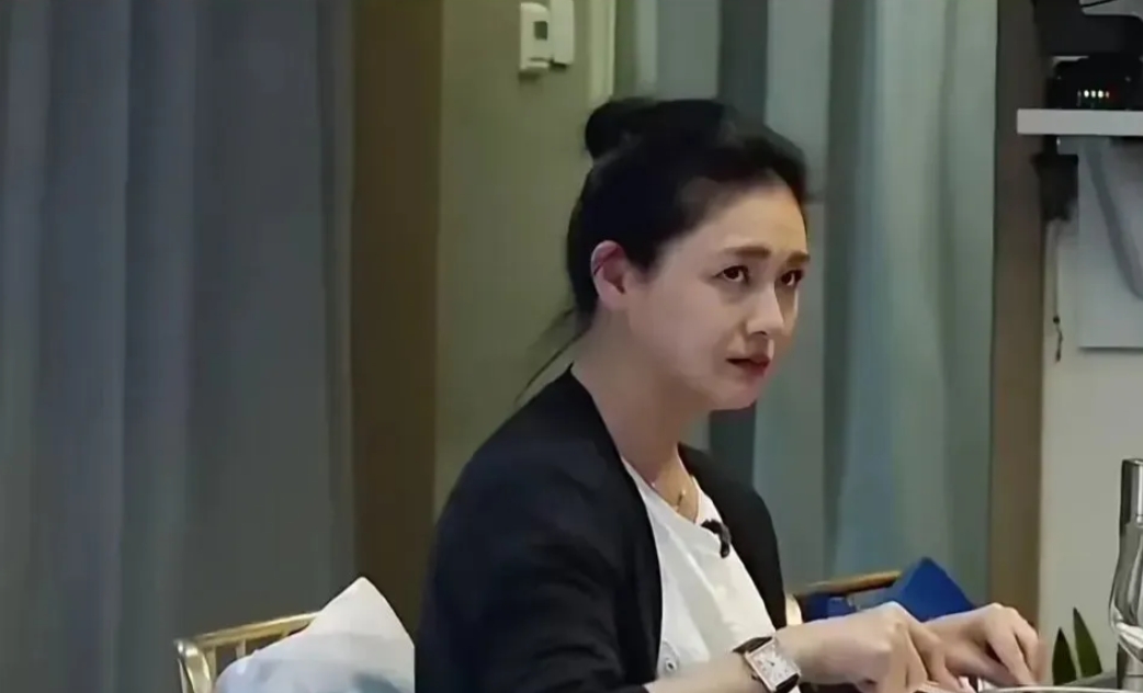 这个经典的白眼
只是因为小菲
吃了她那块又老又肥的牛排 ​