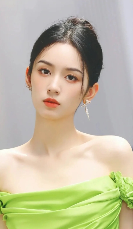 周也：备受瞩目的实力小花