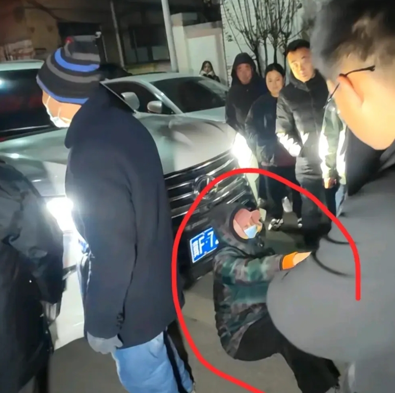 河北徐水一老太截婚车要喜烟，一条不要要一箱，便宜的不要要贵的？
 不给烟老太就往