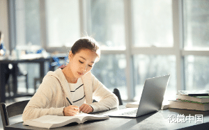 我的女学生遭遇校园霸凌，我身为老师却无可奈何，只因霸凌者有着滔天的势力……