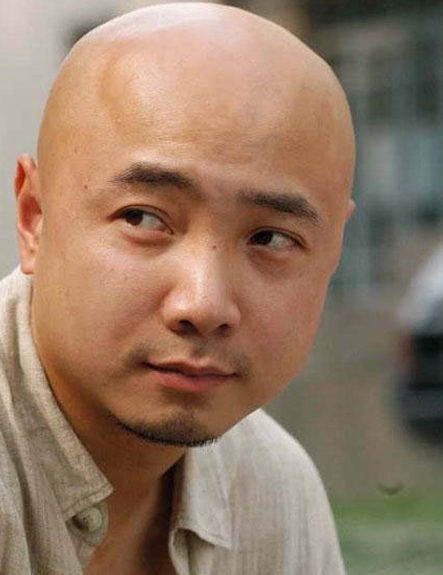 徐峥能取得现在的成绩实属不易，几年前他去银行柜台取款。

柜台服务人员对他非常客