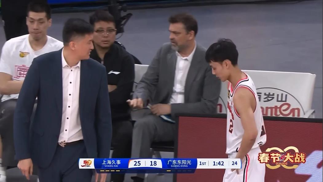 广东东阳光队超级球星徐杰真是太让人心疼了！在今天进行的广东东阳光和上海久事的第一
