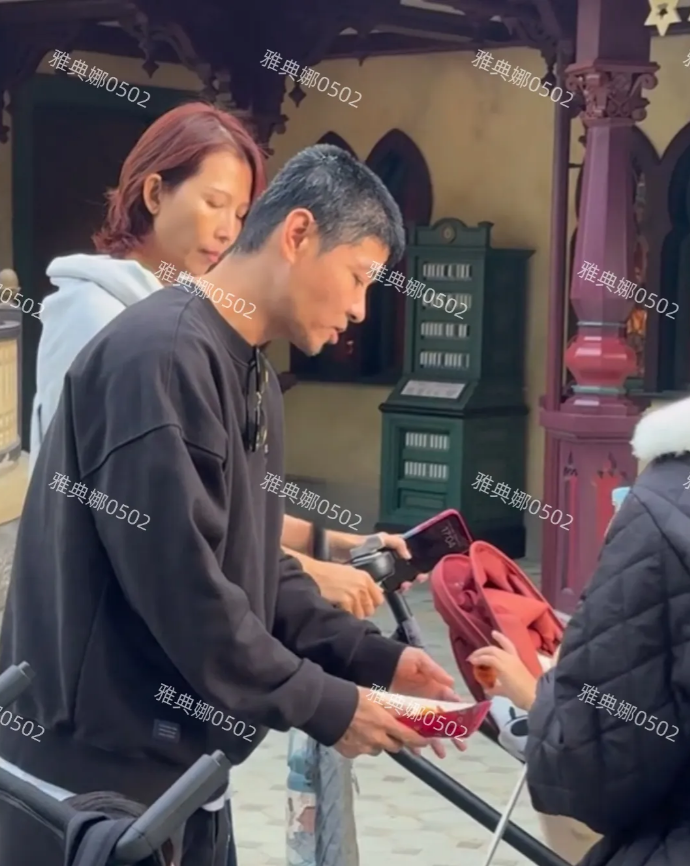 香港迪士尼偶遇蔡少芬一家，蔡少芬本人好高好瘦，但皮肤不白脸色暗黄，素颜很老能看出
