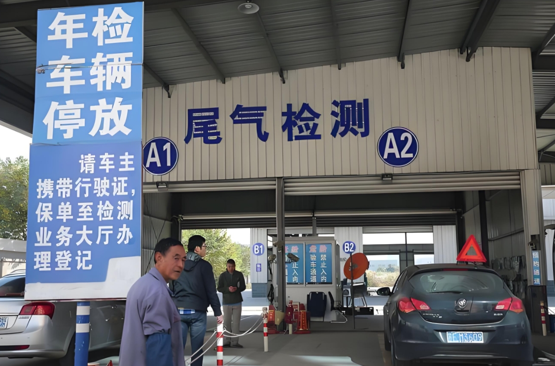 不必担心老车年检不通过，放心大胆开着去检测站就行。
上次开朋友一辆大众帕萨特去年