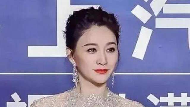 看了李小冉再看殷桃，这些中年女星性感起来太迷人了