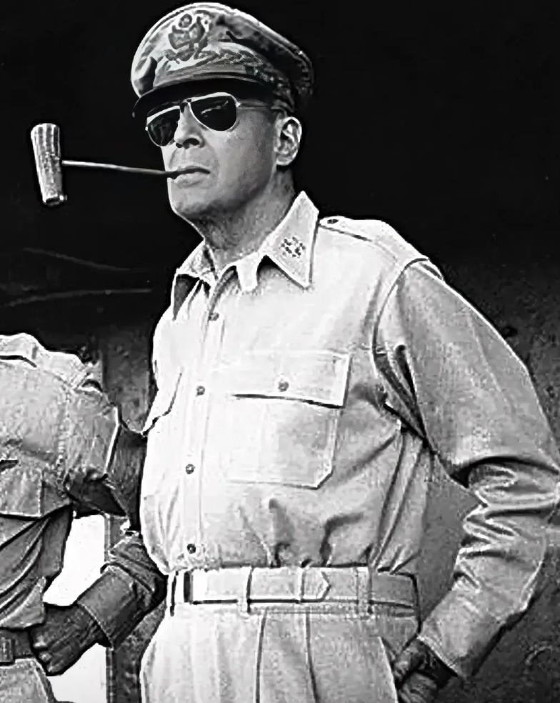 近现代10大战争狂人身高一览：

1、伊藤博文—身高1.49米，中日甲午战争的主