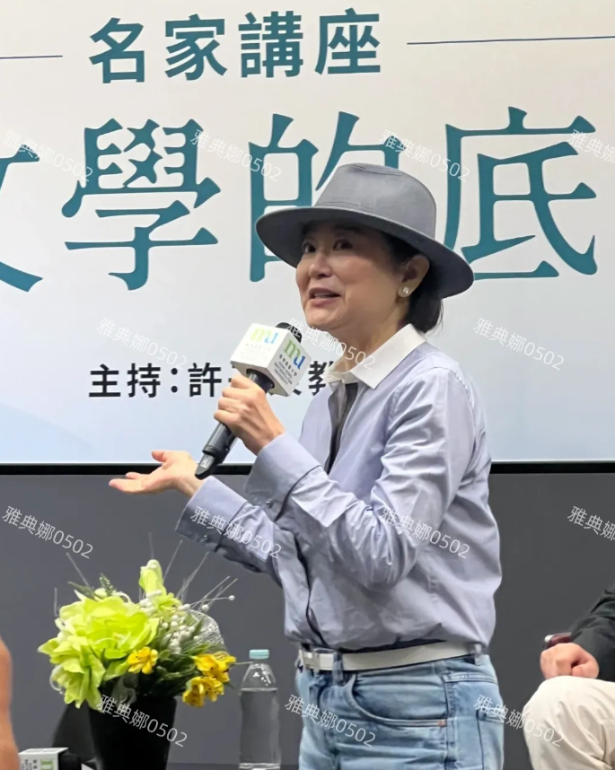 见到林青霞了，70岁的她状态真好，身材匀称气色红润，气质优雅衣品好，不仅有文字功