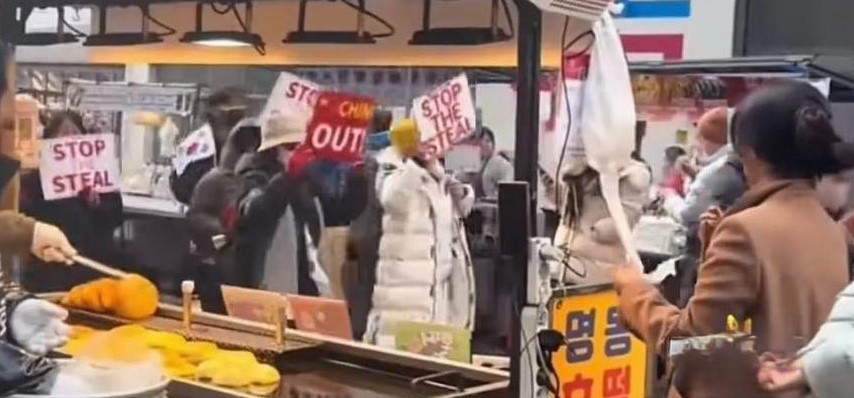 韩国人疯了，要跟中国抢春节！
近日，看到中国2025年春节过的热热闹闹红红火火，