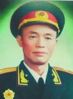 1984年，钟伟将军因病住院，黄克诚前来看望，问及家人情况，钟伟回答：“我儿子，