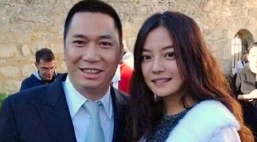赵薇曾在娱乐圈风光无限，作品频出。然而近日爆料称她被“坑惨”，已和男方分居5年还