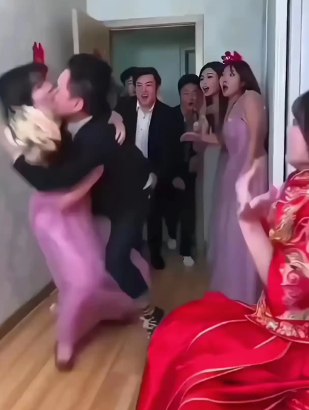 新郎很主动，新娘一脸懵

