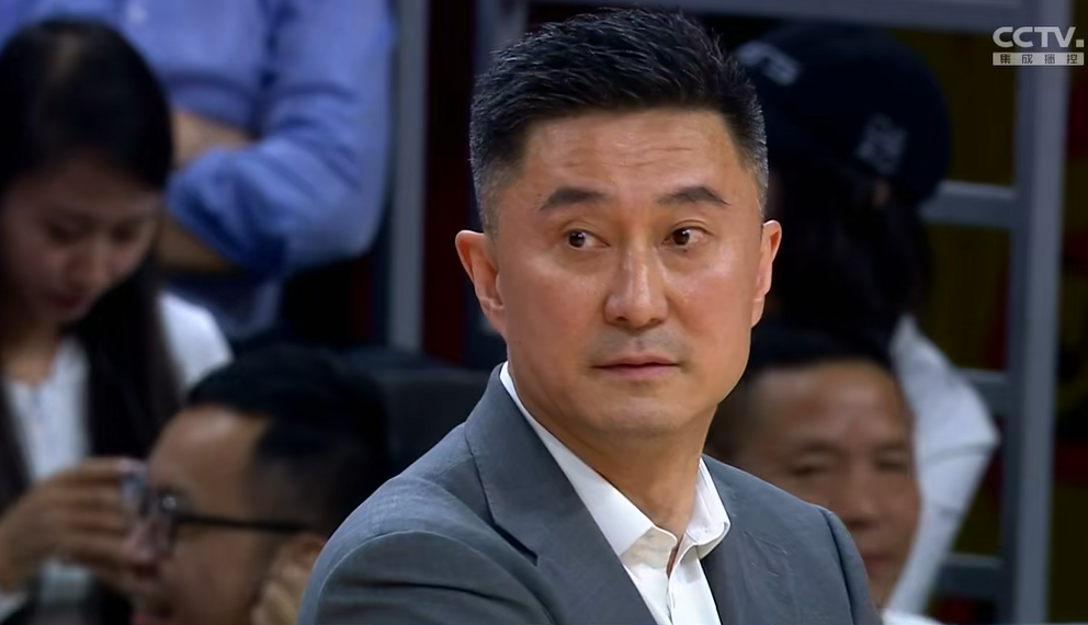 就是这么拽！在广东男篮主场以53分的巨大优势战胜广厦队之后，主教练杜锋在赛后采访