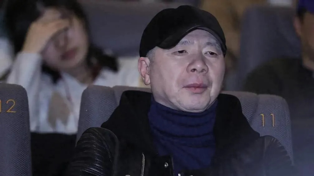 冯小刚回应美宅被烧传闻：一直在海口，无此情况