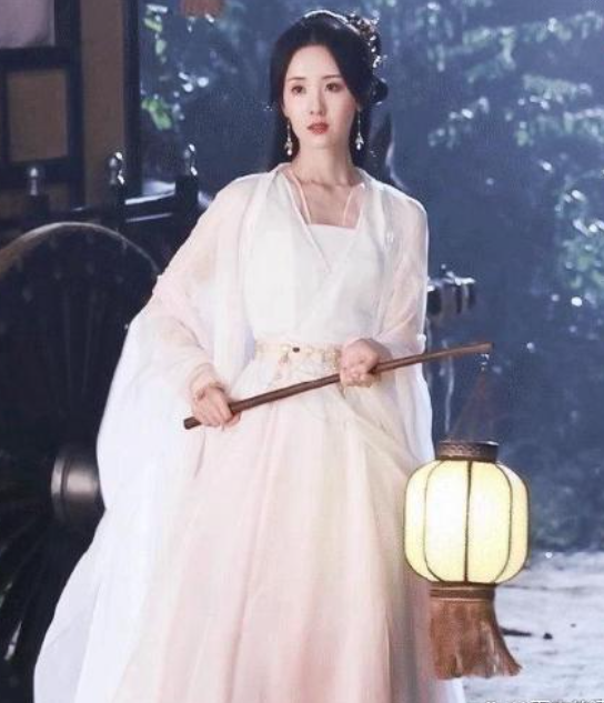 白鹿是在模仿陈都灵提灯的名场面吗？虽然白鹿也美，可是这个赛道陈都灵太强了

白鹿