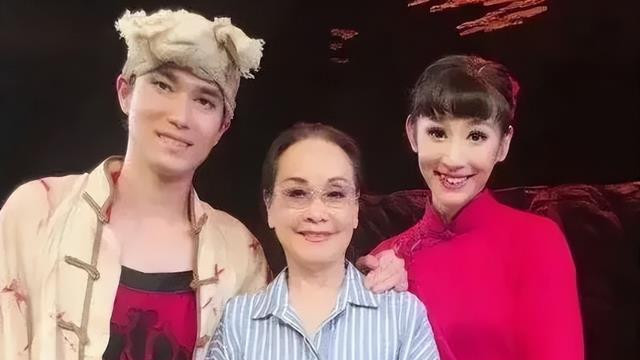 当李谷一摘掉假发、卸掉浓妆，我们才看清她的长相，自然老去很美