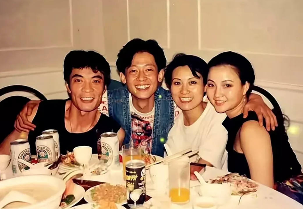 1994年王志文和同学一起在上海某饭店吃饭时的留影#王志文聚会