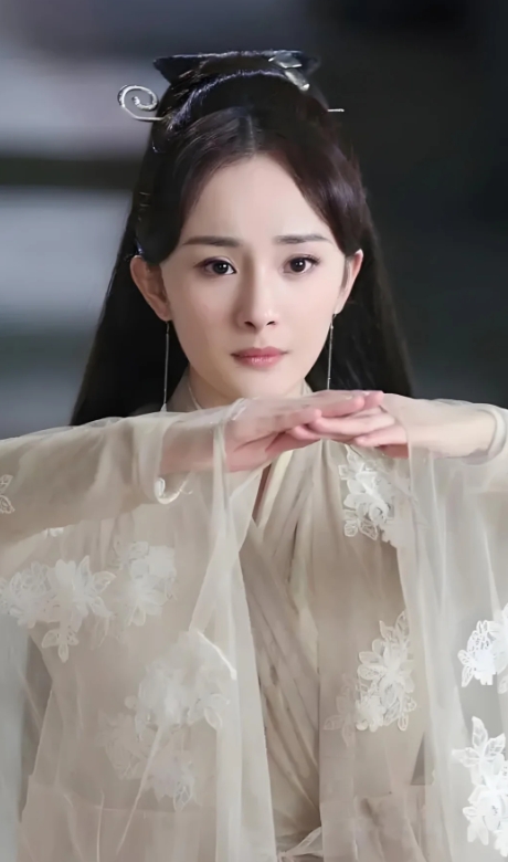 杨幂低胸裙引争议，尊重与偏见的激烈碰撞